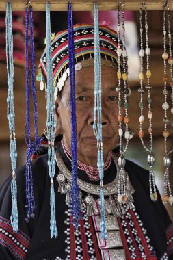 Tayland, chiang mai, karen uzun boyunlu tepe kabile Köyü (kayan lahwi), karen kadın geleneksel kostümleri