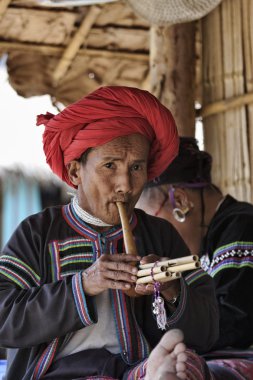 Tayland, Chiang Mai, Karen uzun boyunlu tepe kabile Köyü (Kayan Lahwi), Karen adam bir flüt çalmaya geleneksel kostümleri