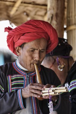 Tayland, Chiang Mai, Karen uzun boyunlu tepe kabile Köyü (Kayan Lahwi), Karen adam bir flüt çalmaya geleneksel kostümleri