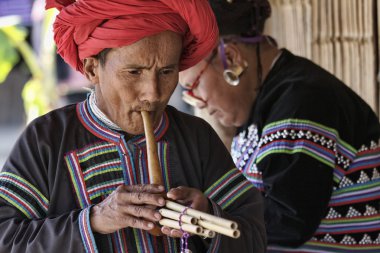 Tayland, Chiang Mai, Karen uzun boyunlu tepe kabile Köyü (Kayan Lahwi), Karen adam bir flüt çalmaya geleneksel kostümleri