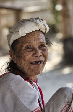 Tayland, chiang mai, karen uzun boyunlu tepe kabile Köyü (kayan lahwi), karen kadın geleneksel kostümleri