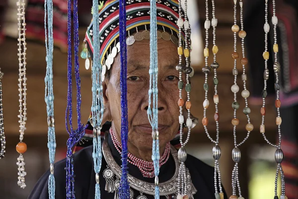 Tajlandia, chiang mai, karen długą szyję wzgórzu wioski plemienia (kayan lahwi), karen kobiety w tradycyjnych strojach — Zdjęcie stockowe