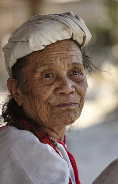 Thajsko, chiang mai, karen dlouhý krk hill pokolení vesnice (kayan lahwi), karen žena v kroji — Stock fotografie