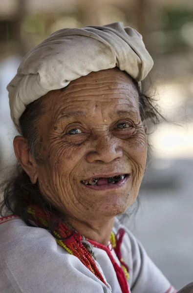 タイ、チェンマイ、カレン長い首の山岳民族の村 (カヤン族 lahwi）、伝統的な衣装でカレン女性 — ストック写真