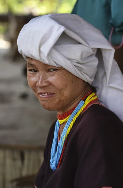 Tayland, chiang mai, karen uzun boyunlu tepe kabile Köyü (kayan lahwi), karen kadın geleneksel kostümleri — Stok fotoğraf
