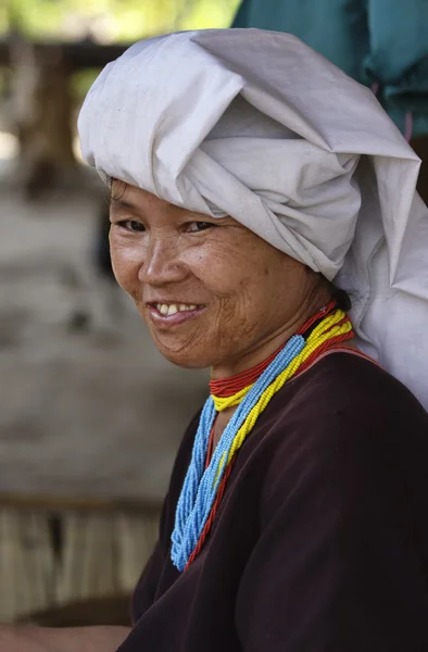 Ταϊλάνδη, Τσιάνγκ Μάι, karen μακρύ λαιμό λόφο φυλή χωριό (kayan lahwi), karen γυναίκα με παραδοσιακές φορεσιές — Φωτογραφία Αρχείου