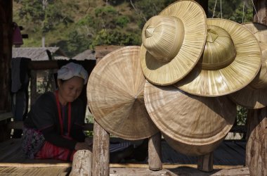 Tayland, chiang mai, karen uzun boyunlu tepe kabile Köyü (kayan lahwi), geleneksel kostümler ve oryantal şapkalar Satılık karen kadında