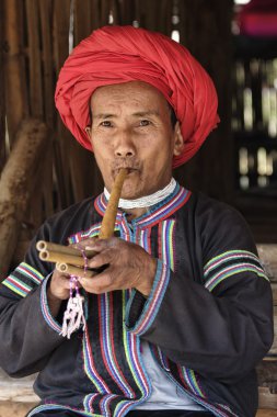 Tayland, Chiang Mai, Karen uzun boyunlu tepe kabile Köyü (Kayan Lahwi), Karen adam bir flüt çalmaya geleneksel kostümleri