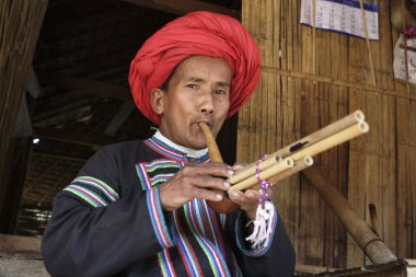 Tayland, Chiang Mai, Karen uzun boyunlu tepe kabile Köyü (Kayan Lahwi), Karen adam bir flüt çalmaya geleneksel kostümleri