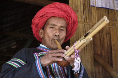 Tayland, Chiang Mai, Karen uzun boyunlu tepe kabile Köyü (Kayan Lahwi), Karen adam bir flüt çalmaya geleneksel kostümleri