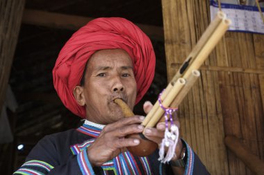 Tayland, Chiang Mai, Karen uzun boyunlu tepe kabile Köyü (Kayan Lahwi), Karen adam bir flüt çalmaya geleneksel kostümleri