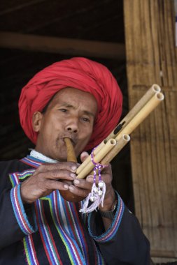 Tayland, Chiang Mai, Karen uzun boyunlu tepe kabile Köyü (Kayan Lahwi), Karen adam bir flüt çalmaya geleneksel kostümleri