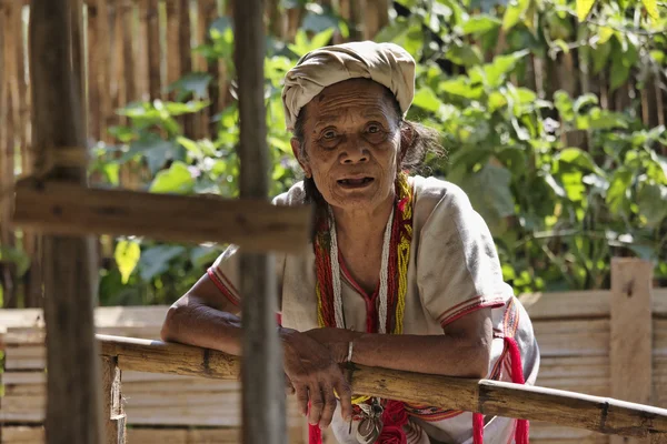 Ταϊλάνδη, Τσιάνγκ Μάι, karen μακρύ λαιμό λόφο φυλή χωριό (kayan lahwi), μια γυναίκα της karen με παραδοσιακές φορεσιές — Φωτογραφία Αρχείου