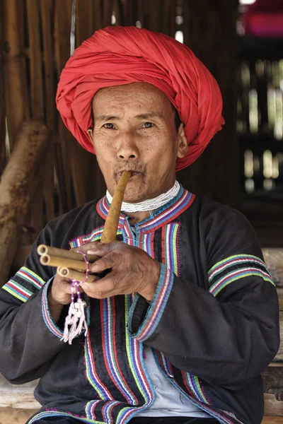 タイ、チェンマイ、カレンの長い首の山岳民族の村 (カヤン族 Lahwi)、フルートの伝統的な衣装でカレン人 — ストック写真