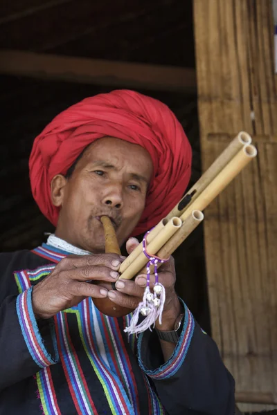 Thajsko, Chiang Mai, Karen dlouhý krk hill pokolení vesnice (Kayan Lahwi), Karen muži v tradičních krojích, hraje na flétnu — Stock fotografie