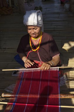 Tayland, chiang mai, karen uzun boyunlu tepe kabile Köyü (kayan lahwi), karen kadın geleneksel kostümleri bir halı yapıyor