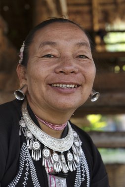 Tayland, chiang mai, karen uzun boyunlu tepe kabile Köyü (kayan lahwi), karen kadın geleneksel kostümleri