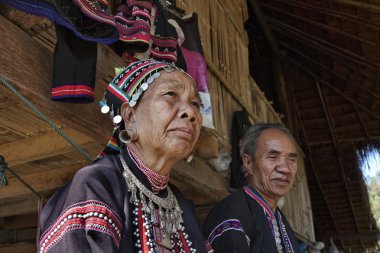 Tayland, chiang mai, karen uzun boyunlu tepe kabile Köyü (kayan lahwi), karen çift geleneksel kostümleri