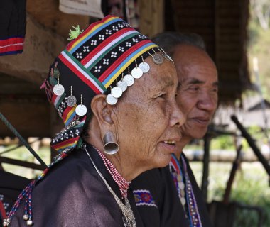 Tayland, chiang mai, karen uzun boyunlu tepe kabile Köyü (kayan lahwi), karen çift geleneksel kostümleri