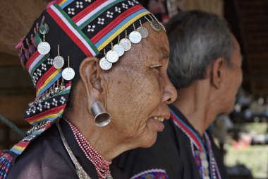 Tayland, chiang mai, karen uzun boyunlu tepe kabile Köyü (kayan lahwi), karen çift geleneksel kostümleri