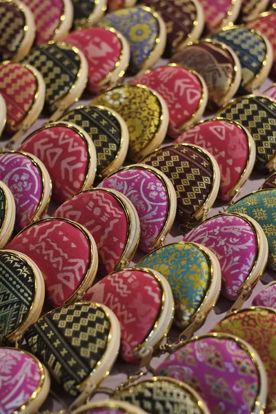 Thailand, chiang mai, hand gjort orientaliska plånböcker till salu på en lokal marknad — Stockfoto