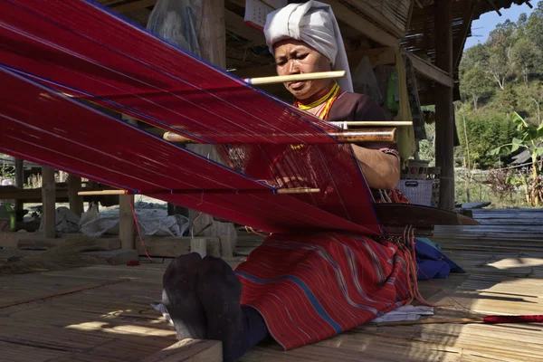 Thajsko, chiang mai, karen dlouhý krk hill pokolení vesnice (kayan lahwi), karen žena v kroji dělá koberec — Stock fotografie