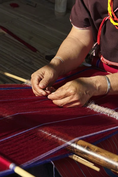 Tailandia, Chiang Mai, Karen Long Neck aldea de la tribu de la colina (Kayan Lahwi), una mujer Karen en trajes tradicionales está haciendo una alfombra —  Fotos de Stock