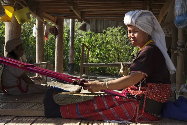 タイ、チェンマイ、カレン長い首の山岳民族の村 (カヤン族 lahwi）、伝統的な衣装でカレン女性はカーペットを作ってる — ストック写真