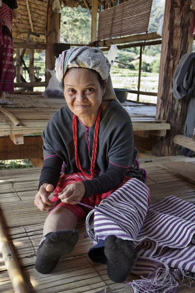 Thailand, chiang mai, karen lange nek heuvel stam dorp (kayan lahwi), een karen vrouw in klederdracht is het maken van een tapijt — Stockfoto