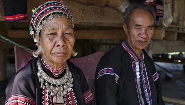 Tailândia, Chiang Mai, Karen Long Neck aldeia tribo colina (Kayan Lahwi), casal Karen em trajes tradicionais — Fotografia de Stock