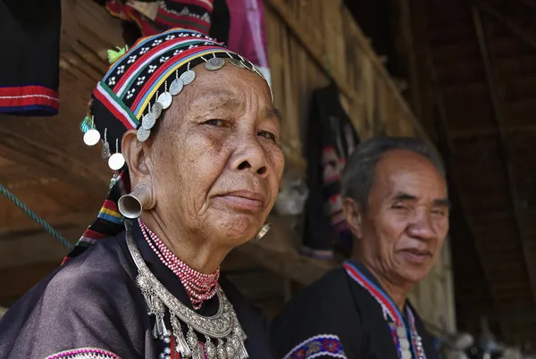 タイ、チェンマイ、カレン長い首の山岳民族の村 (カヤン族 lahwi)、カレンの伝統的な衣装のカップル — ストック写真