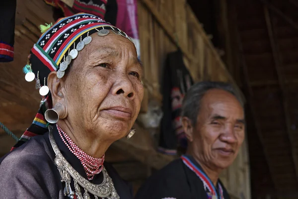 Thajsko, chiang mai, karen dlouhý krk hill pokolení vesnice (kayan lahwi), karen pár v tradičních krojích — Stock fotografie