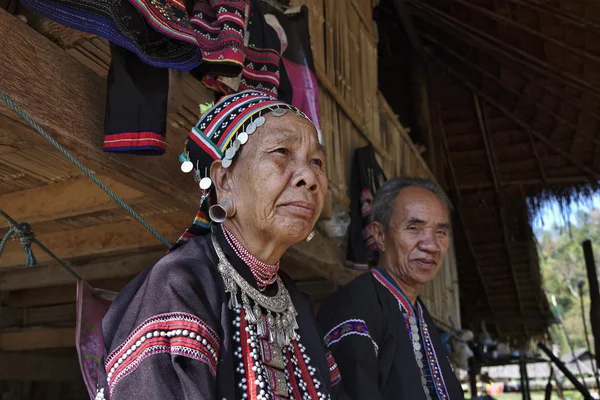 Thailand, Chiang Mai, Karen Long Neck hill tribe village (Kayan Lahwi), Karen couple in traditional costumes — Stock Photo, Image