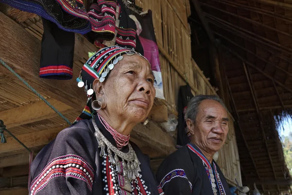 Таиланд, Чиангмай, деревня племени Карен Лонг Нек (Каян Лахви), пара Карен в традиционных костюмах — стоковое фото