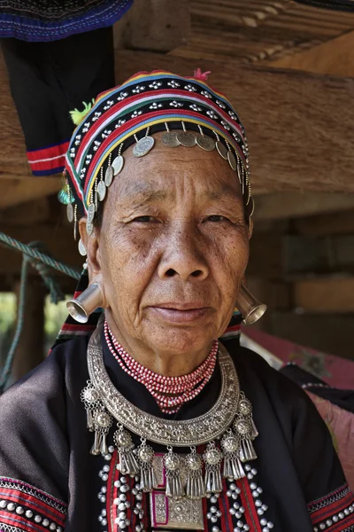 Thailand, Chiang Mai, Karen Long Neck hill tribe village (Kayan Lahwi), Karen woman in traditional costumes — Stock Photo, Image