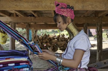 Tayland, chang mai, karen uzun boyunlu tepe kabile Köyü (kayan lahwi), uzun boyunlu kadın geleneksel kostümleri. 5 veya 6 yaşında olduğunda kadınlar pirinç halkalar kendi boynuna koy.