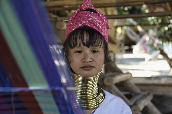 Thailand, chang mai, karen lång hals backen stam byn (kayan lahwi), lång hals kvinna i traditionella dräkter. kvinnor lägga mässing ringar på halsen när de är 5 eller 6 år gamla — Stockfoto