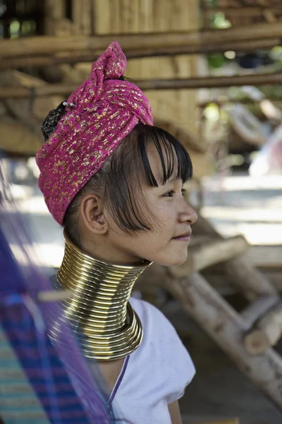 Thailand, chang mai, karen lange nek heuvel stam dorp (kayan lahwi), lange nek vrouw in klederdracht. vrouwen zetten koperen ringen op hun nek wanneer ze 5 of 6 jaar oud zijn — Stockfoto