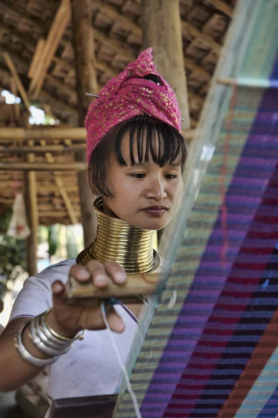 Tailândia, Chang Mai, Karen Long Neck aldeia tribo colina (Kayan Lahwi), mulher de pescoço longo em trajes tradicionais. Mulheres colocam anéis de latão em seu pescoço quando têm 5 ou 6 anos de idade — Fotografia de Stock