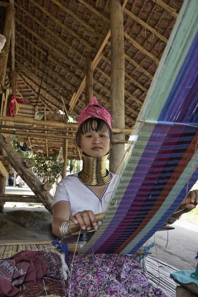 Thailand, Chang Mai, Karen Long Neck hill tribe village (Kayan Lahwi), Long Neck woman in traditional costumes. Women put brass rings on their neck when they are 5 or 6 years old — Stock Photo, Image