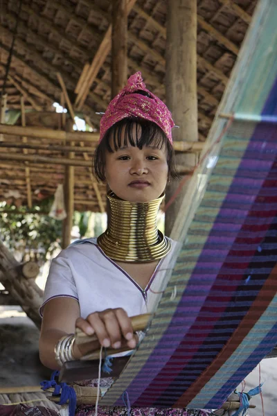 Tailandia, Chang Mai, Karen Long Neck aldea de la tribu de la colina (Kayan Lahwi), mujer de cuello largo en trajes tradicionales. Las mujeres se ponen anillos de latón en el cuello cuando tienen 5 o 6 años. — Foto de Stock