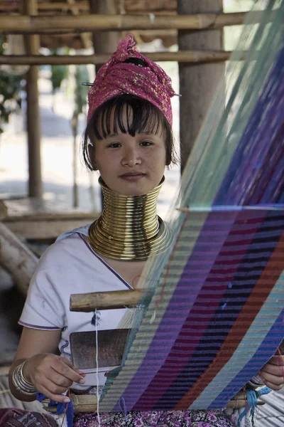 Tailandia, Chang Mai, Karen Long Neck aldea de la tribu de la colina (Kayan Lahwi), mujer de cuello largo en trajes tradicionales. Las mujeres se ponen anillos de latón en el cuello cuando tienen 5 o 6 años. — Foto de Stock