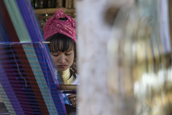 Thailandia, Chang Mai, Karen Long Neck villaggio collina tribù (Kayan Lahwi), donna collo lungo in costumi tradizionali. Le donne mettono anelli di ottone sul collo quando hanno 5 o 6 anni — Foto Stock
