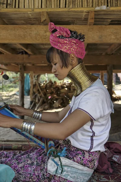 Tayland, chang mai, karen uzun boyunlu tepe kabile Köyü (kayan lahwi), uzun boyunlu kadın geleneksel kostümleri. 5 veya 6 yaşında olduğunda kadınlar pirinç halkalar kendi boynuna koy. — Stok fotoğraf