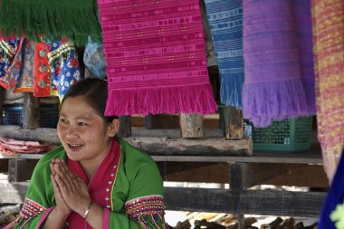 Tayland, chiang mai, karen uzun boyunlu tepe kabile Köyü (kayan lahwi), karen kadın geleneksel kostümleri