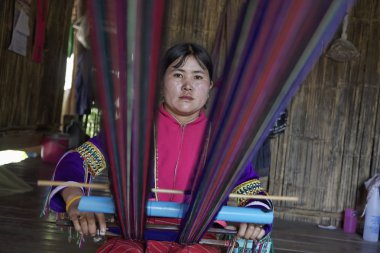 Tayland, chiang mai, karen uzun boyunlu tepe kabile Köyü (kayan lahwi), karen kadın geleneksel kostümleri bir halı yapıyor