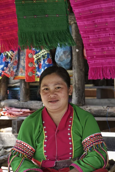 泰国，清迈，凯伦长长的脖子山部落村庄 （kayan lahwi），凯伦穿着传统服饰 — 图库照片