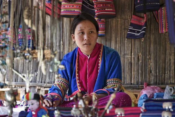 Thailand, chiang mai, karen lång hals backen stam byn (kayan lahwi), karen kvinna i traditionella dräkter — Stockfoto