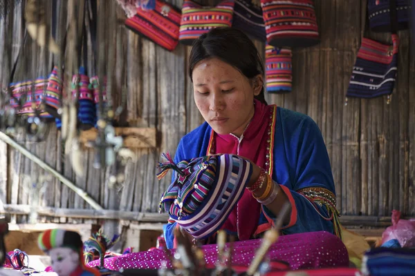 泰国，清迈，凯伦长长的脖子山部落村庄 （kayan lahwi），凯伦穿着传统服饰 — 图库照片
