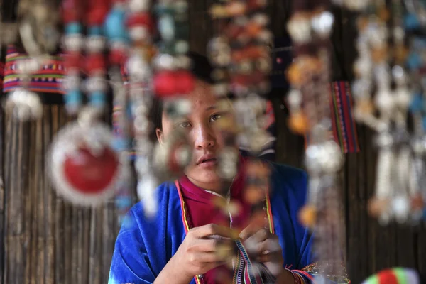 Thailand, chiang mai, karen lange nek heuvel stam dorp (kayan lahwi), karen vrouw in klederdracht — Stockfoto